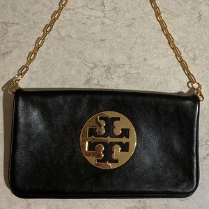 Beautiful shoulder bag and also can use as a clutch.